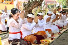 Purnama Kelima Pujawali Pura Agung Jagatnata, Wali Kota Jaya Negara Bersama Staf Laksanakan Persembahyangan Bersama Persembahyangan