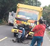 Ambil Haluan Terlalu Kanan, Sepeda Motor Hantam Truk di Desa Tembok Tabrak