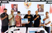 Bupati Tamba Serahkan Dana Hibah Relokasi RMU kepada KUD Amerta Bhuana Desa Baluk KUD