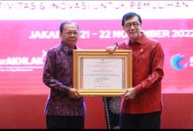 Pasangan Gubernur Koster dan Putri Koster Terima Penghargaan Tingkat Nasional Untuk Pertumbuhan Kreativitas dan Inovasi Kekayaan Intelektual penghargaan