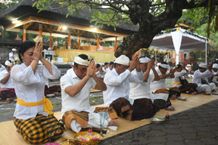 Wali Kota Jaya Negara Ngaturang Bhakti Penyineban di Pura Agung Jagatnatha Denpasar Jagatnatha