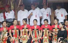 Bupati Sanjaya Turun Langsung Motivasi Penari dan Penabuh Tari Jayaning Singasana AUM saat Latihan HUT Kota Tabanan