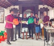 Kelurahan Sanur Kembali Bagikan Puluhan Paket Sembako Kepada Kelompok Nelayan Sembako