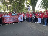 Jalan Sehat HUT Ke-77 PGRI dan Hari Guru, Wali Kota Denpasar Terima Penghargaan Widya Praja Nugraha PGRI