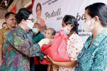 Rai Wahyuni Sanjaya Serahkan Bantuan K3S dan YKI di Selemadeg Disabilitas