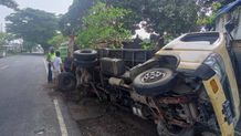Mengantuk Saat Mengemudi, Sebuah Truk Terguling di Desa Temukus Trtuk