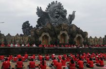 Antusias, Yoga Bersama Serangkaian HUT ke-529 Kota Tabanan Diikuti Ribuan Peserta HUT ke-529 Kota Tabanan