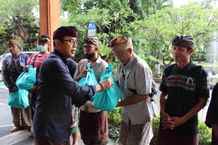 Tekan Laju Inflasi, Pemkot Denpasar Bagikan Ratusan Paket Sembako Untuk Nelayan bagi sembako