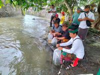 Jaga Kelestarian Sungai, Kelurahan Padangsambian Tebar Benih Ikan Nila tebar benih ikan nila
