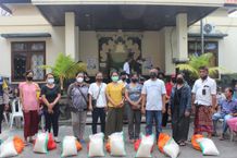 Kelurahan Peguyangan Serahkan 150 Paket Bantuan Pada Warga Terdampak Inflasi serahkan bantuan