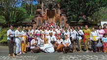 TP PKK Kota Denpasar Kembali Gelar Medharma Yatra Bersama Lansia di Dua Pura di Gianyar medharma yatra