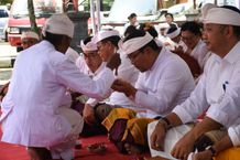 Wawali Arya Wibawa dan Sekda Alit Wiradana Ikuti Prosesi Piodalan Gedung Graha Sewaka Dharma piodalan