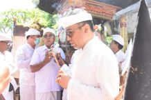 Wali Kota Jaya Negara Hadiri Karya Mecaru Rsi Gana, Melaspas dan Mendem Pedagingan Banjar Tatasan Kaja, Tonja Wali Kota Jaya Negara