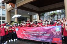 Wali Kota Jaya Negara Lepas Jalan Santai Serangkaian HUT ke-102 RSUD Wangaya buka jalan santai