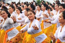 Ribuan Penari Pentaskan Tari Rejang Massal di Sirkuit All in One Tari Rejang
