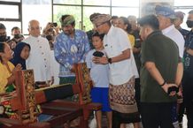 Menparekraf Kunjungi Sentra Tenun Jembrana tenun jembrana