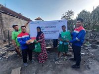Tanggap Darurat, Pertamina Peduli Serahkan Bantuan kepada Korban Kebakaran di Desa Adat Kelan Kebakaran