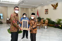 PLN Raih 15 Penghargaan Proper Emas dan CEO Green Leadership Utama BUMN