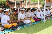 Rahina Tumpek Wariga, Sekda Adi Arnawa Sembahyang Bersama sembahyang bersama