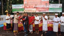 Ditandai dengan Penyerahan Bola, Wali Kota Jaya Negara Buka Turnament Voli Putra Ayung Cup I turnamen voli