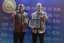 Berkomitmen Tinggi dalam Transisi Energi, Dirut PLN Diganjar Penghargaan dari Komunitas Wartawan Energi Komunitas Wartawan