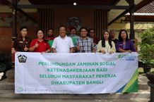 Bupati Sedana Arta Serahkan CSR BPD Bali untuk Program Perlindungan BPJS Ketenagakerjaan Kepada Pekerja Informal BPJS
