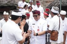 Hadiri Upacara Mendem Pedagingan Pura Dalem Desa Buahan, Bupati Sanjaya Harap Krama dan Pemerintah Selalu Bersinergi Dalem