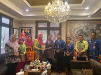 Rai Wahyuni Sanjaya Kenalkan Kerajinan Khas Tabanan Kepada Ketua Dekranasda Labuhanbatu Utara Dekranasda