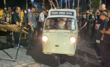 Wali Kota Jaya Negara dan Wawali Arya Wibawa Nostalgia Naiki Bemo Roda Tiga Denpasar Festival