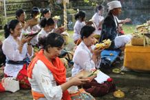 Peringati Hari Ibu, DWP Kota Denpasar Metirta Yatra di Dua Pura di Kabupaten Tabanan DWP