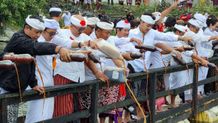 Meminimalisir Pencemaran, Wabup Diar Tuang Eco Enzyme di Danau Batur Eco Enzyme