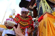 Wali Kota Jaya Negara Ngayah Nopeng Sekaligus Mendem Pedagingan di Pura Desa Adat Sesetan Sesetan
