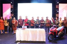 Wali Kota Jaya Negara Serahkan Hadiah Undian Wajib Pajak PBB-P2 yang Tepat Waktu Pajak