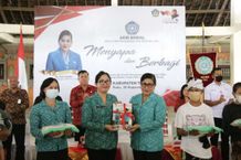Rai Wahyuni Sanjaya Dampingi Putri Suastini Koster dalam Aksi Sosial ‘Menyapa dan Berbagi’ PKK