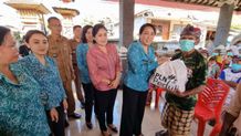 Ketua Tim Penggerak PKK Bangli Serahkan 75 Paket Sembako di Desa Abuan Susut PKK