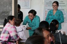 Rai Wahyuni Sanjaya Dampingi Putri Suastini Koster dalam Aksi Sosial ‘Menyapa dan Berbagi’ TP PKK Provinsi PKK