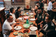 Datang ke Jembrana, Menparekraf Nostalgia Kuliner Legendaris Ayam Betutu Men Tempeh Men Tempeh