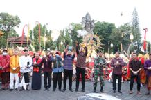 Maha Karya Budaya ‘Mabesikan’ Lepas Matahari 2022 di Kota Denpasar Tahun Baru 2023