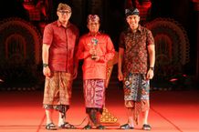 Gubernur Koster Raih Penghargaan Indonesia Awards 2022 Gubernur Koster