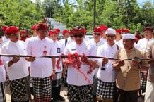 Komitmen Wujudkan Infrastruktur Desa, Bupati Tabanan Resmikan Betonisasi Jalan di Desa Pujungan Beton