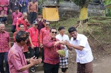 Ngantor di Desa Munduk Temu, Bupati Sanjaya Disuguhi Hasil Panen Warga Panen