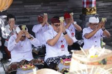 Dukung Semangat Kebersamaan Warga Adat, Bupati Tabanan Nyaksi Ngenteg Linggih Desa Adat Ngis NGIS