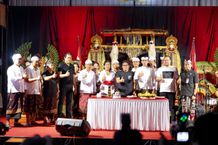 Bupati Giri Prasta Apresiasi Semangat Lansia Werda Sari dan ST Eka Dharma HUT