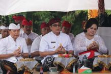 Hari Raya Kuningan Bersama Masyarakat, Bupati Sanjaya Hadiri Uleman di Pura Karang Tuwang Kuningan