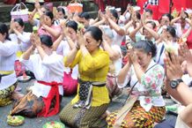 Hari Raya Siwaratri, TP PKK Kota Denpasar Tirta Yatra ke Pura Taman Pecampuhan Bangli Tirta Yatra dan Penglukatan