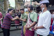 Bupati Giri Prasta Salurkan Bantuan Rp2,9 Miliar untuk Recovery Bencana Bantuan Dana Recovery