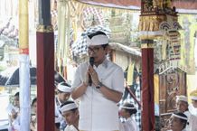 Hadiri Karya Melaspas di Pura Dalem Batur, Sekda Adi Arnawa Ikut Sembahyang Bersama Melaspas