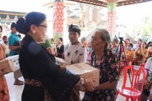 Bantu Penuhi Kebutuhan Jelang Hari Raya Kuningan, Putri Koster Salurkan 560 Paket Sembako Putri Koster Menyerahkan Sembako