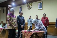 Wabup Suiasa Pimpin Rakor dan Penandatanganan Kesepakatan Bersama ATM Penandatanganan