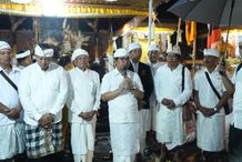 Sekda Adi Arnawa Hadiri Piodalan di Pura Dalem Babakan Ulun Uma Gulingan Piodalan